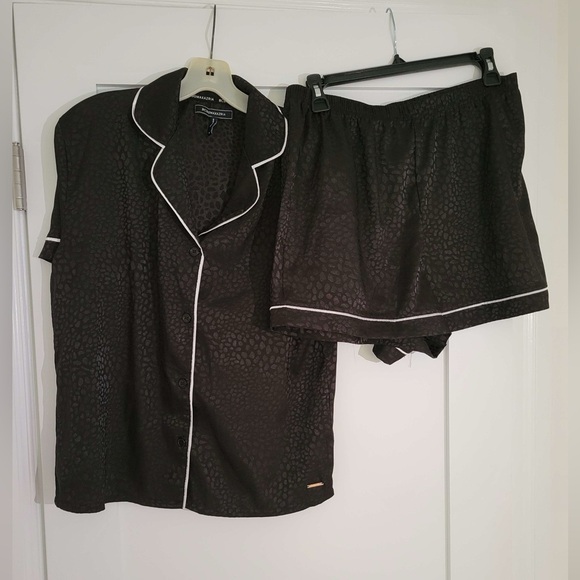 BCBGMaxAzria Other - BGBG MAX AZRIA black button up shorts pajama set w/ animal spot print pattern